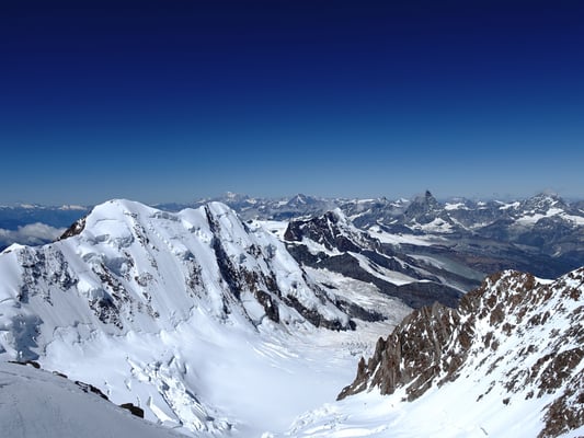 Weit-und Tiefblick, oben die Gipfel des Liskamm, Mont Blanc, Grand Combin, Dent d`Hérens , Matterhorn und Dent Blanche, unten der wilde Grenzgletscher