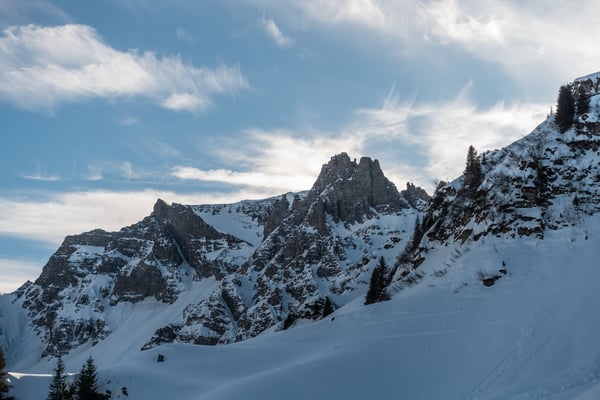Nach der Schlüsselstelle wird der Blick frei auf das Türmlihorn, und auch auf Spuren einiger Gleichgesinnten, die wohl einige Tage zuvor diesen Hang auserwählt hatten