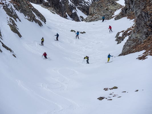 Dann sind wir an der gesuchten  Rinne, welche  uns ein paar rassige Meter zur Messstation oberhalb Vairana bietet. 