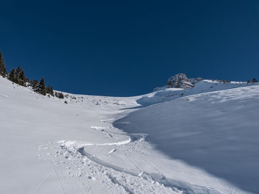 Die kleine Half Pipe ist optimal gefüllt mit Schnee
