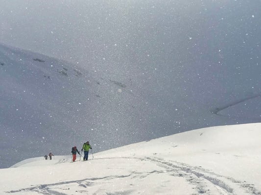 Eine stürmische Bise lässt die Schneekristalle auf unserem Weg zum Campagnung tanzen (Bild Martin, Bergführer aus Lech)