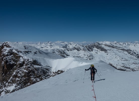 Welch ein Horizont, da reiht sich Gipfel an Gipfel. Angeseilt sind wir durch die Spaltenzonen des Vadret da la Sella aufgestiegen und an der glashart gefrorenen Gipfelkuppe kommen auch noch die Harsteisen zum Einsatz