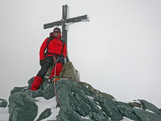Bei dieser Witterung schien ein Anstieg über den Hohlaubgrat wenig sinnvoll. So bestiegen Hanspeter und ich diesen Gipfel über die Normalroute 