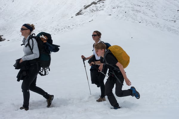 Mit nassen Füssen aber trockenem Teddy kommen wir in der Hütte an
