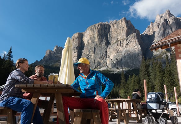 Durst löschen vor eindrücklicher Kulisse und ebensolchem Motorenlärm am Pian Schavaneis. Ja klar doch, wir sind hier an einer beliebten Töffrennstrecke in den Dolomiten. Halt die Ohren steif, Bruno!