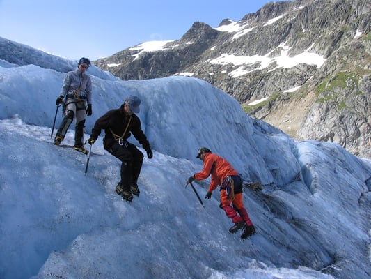 Am 5 Meter Abhang recht einfach, der korrekte Einsatz der Steigeisen. Mit 500 Meter Luft unter den Füssen sieht das schon ganz anders aus, deshalb üben, üben, üben