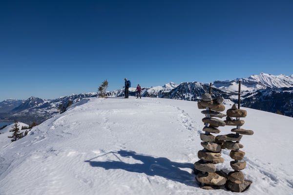 Auf dem Sädel. Was Sädel bedeutet, haben wir im Gasthaus Grossteil in Giswil leider nicht herausgefunden. Chasch die sädle, heisst übrigens  im BEO "du kannst Platz nehmen", leider fehlen hier die gemütlichen Alphüttli mit Bänkli