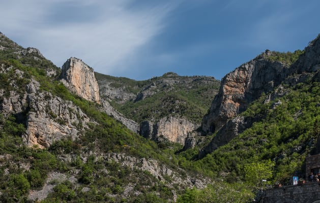 Blick auf eine kleinere Auswahl an Klettersektoren oberhalb der Grotte von Toirano