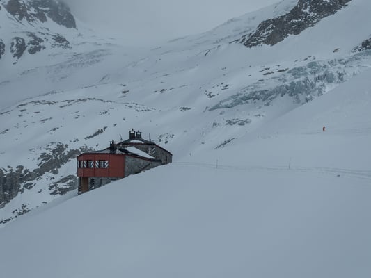 Nach ein paar abwechslungsreichen Metern mit Fixseilen, Powderhängen und kurzem Aufstieg erreichen Klaus und ich die prächtig gelegene Coaz Hütte
