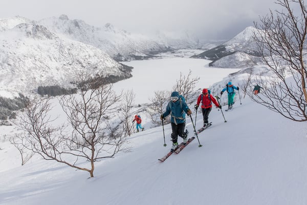 Über dem zugefrorenen Stor-Kongsvatnet steigen wir nach einer stürmischen Zwangspause zum Varden empor