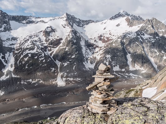 Stotzig führen Wegspuren und Kletterstellen von der Hütte am unteren Bildrand zur Terrasse am Fusse des Hienderstock empor. Das L (leicht) am Dammastock verglichen mit diesem L am Hubelhorn sind zwei Paar verschiedene Schuhe!!!