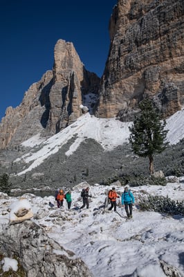 Auf der Alta Via Dolomites kommen wir am malerischen Lagazuoi See vorbei, dahinter die Cima del Lagho