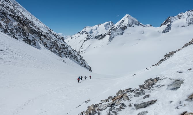 Die Oberaarjochhütte naht, Blick vom Joch zum Wannenhorn und Finsteraarrothorn