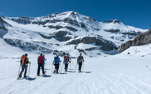 Gut gelaunt peilen wir unseren ersten Gipfel, das Lämmerenhorn an. In Bildmitte das Schneehore