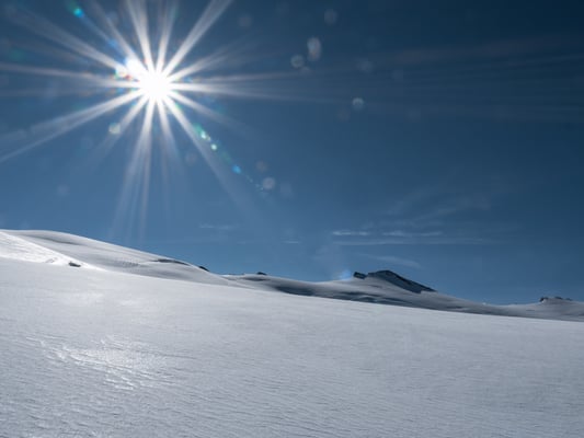 Die weiten Schneeflächen des Dammastock