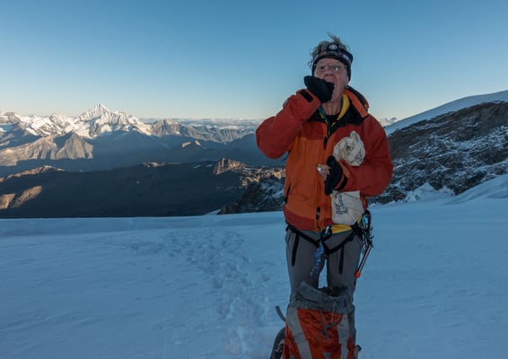 Stärkung für den nächsten Abschnitt zum Sattel, im Hintergrund das Weisshorn