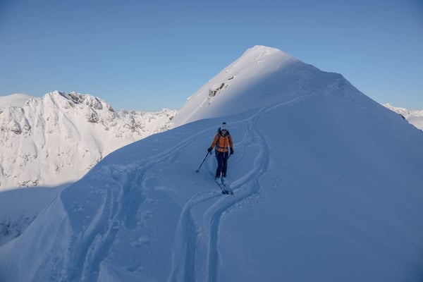 Nach einer kurzen Rast fahren wir mit etwas Vorsicht über den schmalen Gipfelgrat ab