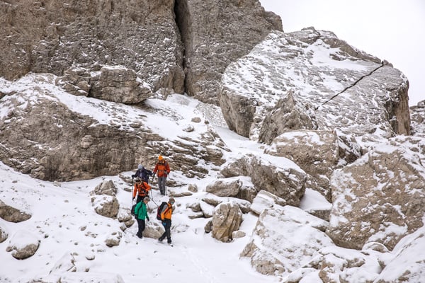 Hinter der Demetz Hütte lauern vereiste, alte Spuren unter dem Schnee