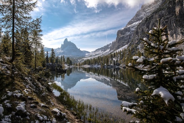 Dann ist er plötzlich da, der malerisch gelegene Lago de Fedèra. Der Becco di Mezzodi spiegelt sich in der glatten Oberfläche