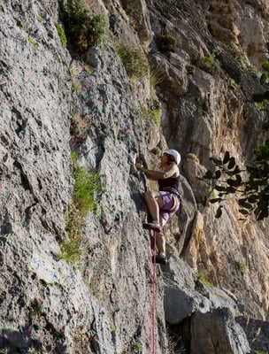 Scharfer Fels im Klettergebiet Zobolo. Nach den stark frequentierten Gebieten um Leonidio geniessen wir hier Ruhe und Wärme