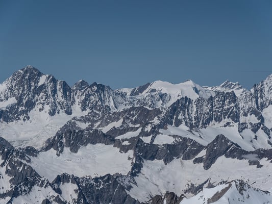 Traumsicht zu den Berner Alpen, das Hubelhorn liegt knapp links der Fallinie zum Fieschersattel