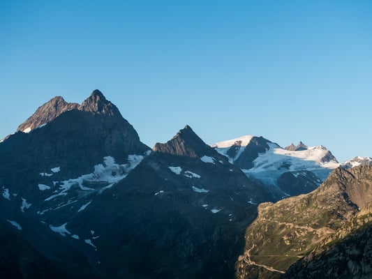 Das Sustenhorn und Gwächtenhorn sowie die drei Tierberge werden schon golden beleuchtet