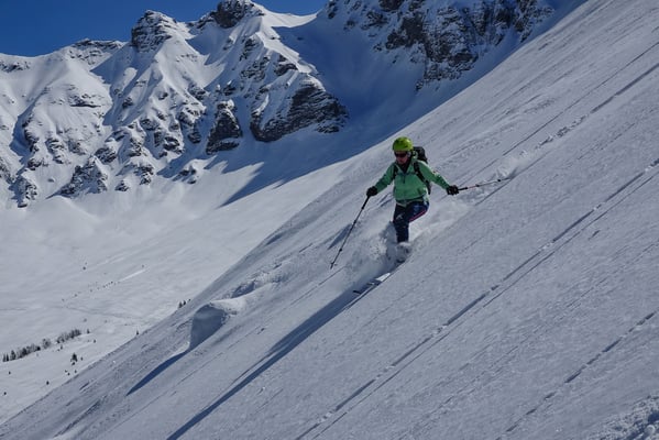 Bis kurz vor den Parkplatz geniessen wir das aussergewöhnliche Feeling, auch wenn die Oberschenkel brennen und der Schnee von der Frühlingssonne geprägt ist, es war genial!