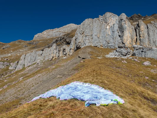 In der Höhe geht der Westwind zügig, darum wähle ich einen Startplatz 300 Meter unterhalb vom Zallershore