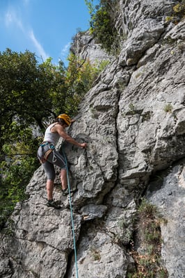 Nach vielen Umwegen durch abgewanderte Klettersektoren landen wir schlussendlich im Sektor Cascade und klettern noch eine Seillänge.