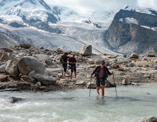 Mit Berg und Tal in Patagonien unterwegs? Weit gefehlt! Ein unterirdischer Gletschersee entleerte sich in den Tagen unseres Monte Rosa Hütten Trekking. Ein Woche später war kein Tropfen Wasser auf den Felsplatten zu sehen