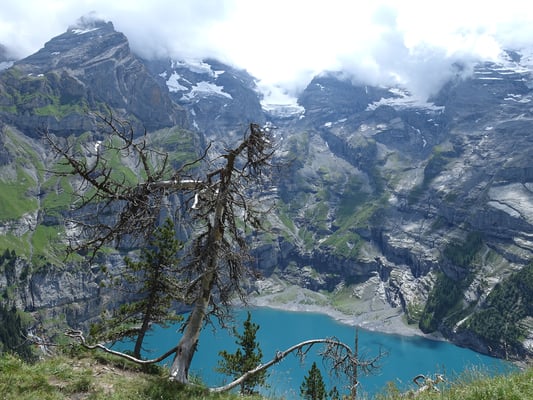 In der Bildmitte das wolkenverhangene Fründenhorn. Links auf dem Felskopf die Fründenhütte. In der Fallinie des rechten Randes vom Undere Oeschigletscher beginnt die Zürcherschnyda. Wild, spannend, ein richtiges Abenteuer