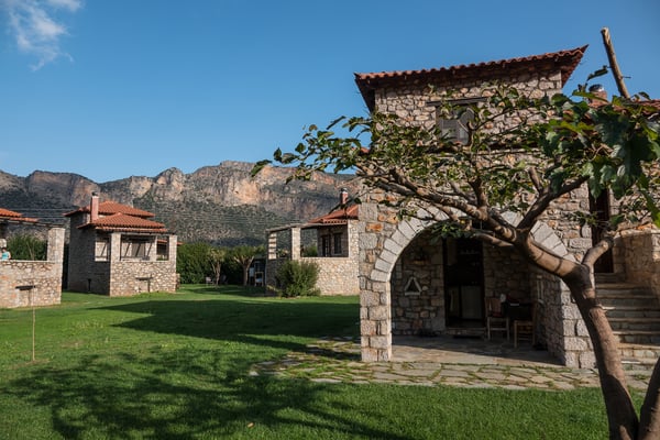 Szenenwechsel, gemütlicher Bungalow am Fusse der imposanten Felswände von Leonidio