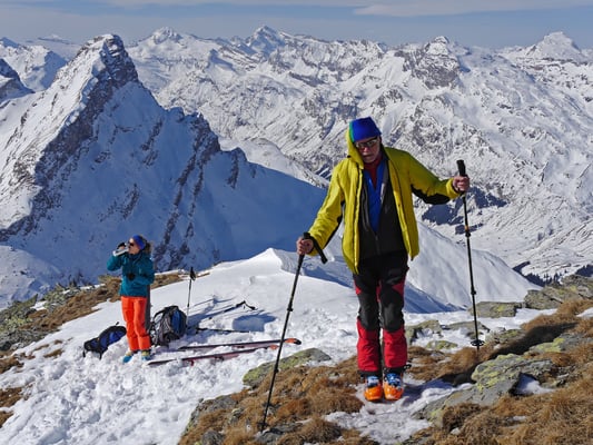 Wie eine Eins steht das steile Horn da, das Rheinwaldhorn und Chilchalphorn erweitern die gewaltige Rundsicht