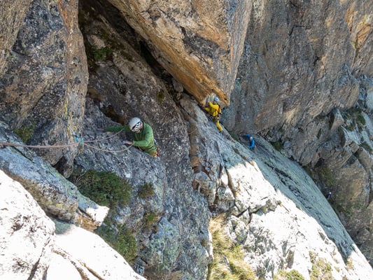 Nach vielen Klettermetern im Schatten gelangen wir in den letzten Seiiängen erstmals an die Sonne. die leicht unterkühlten Körperteile nehmen die wärmenden Strahlen dankbar entgegen 