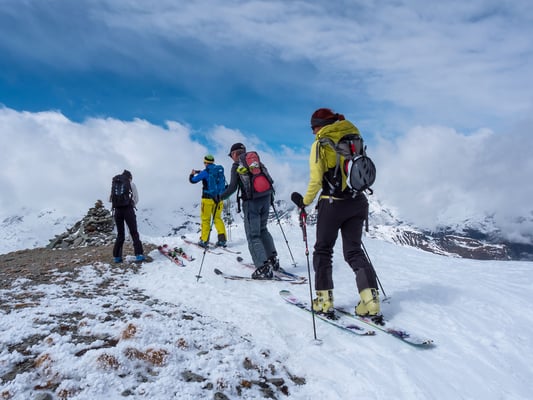 Sonne und Wolken kämpfen um die Vorherrschaft auf dem Gipfel des Crappa da Tocf. Wir geniessen die Sonne, bevor wir uns auf die Suche nach einer interessanten Abfahrtslinie aufmachen 