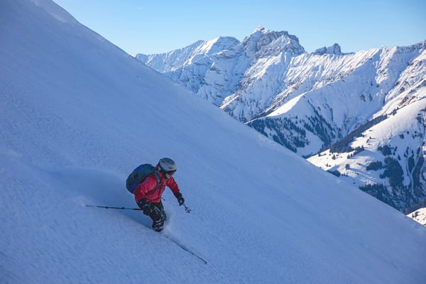 Verena weiss, wie sie die steilen Hänge hinunter kommt