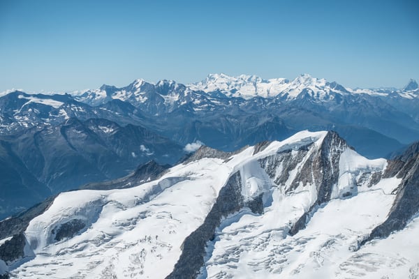 WOW, diese Aussicht! Wannenhorn, darüber die Mischabelgruppe, links das Monte Rosa Massiv, rechts das Matterhorn