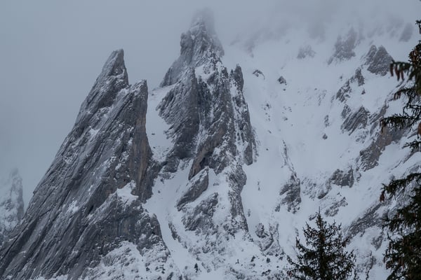 Beinahe Schwarz-Weiss; der Rosenlauistock und die Tannenspitze. Die kleinsten Gipfel der Engelhörner heben sich wegen dem Grauen Deckel von den grösseren Artgenossen deutlich ab