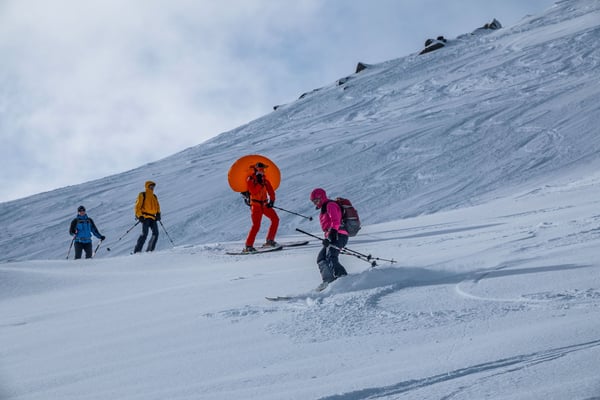 Orange ist nich orange genug, Cösar will uns gleich noch die neueste Errungenschaft seines Equipements demonstrieren.. Spass beiseite, zuerst löst sich sein Ski, dann der Airbag und das geht voll auf die Backe, oweia