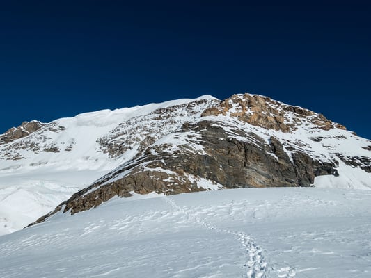 Vom Einstieg wirkt der Mönch immer arg verzerrt