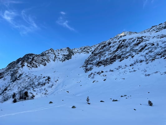 Der mächtige Gipfelhang steilt sich nach oben immer beeindruckender auf