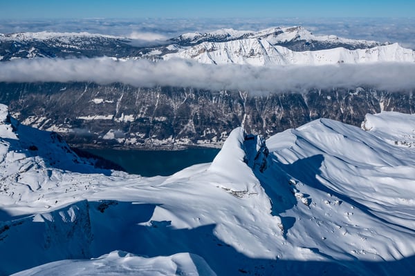 Tiefblick vom Faulhorn auf das markante Schwabhoren, dahinter die Schonegg und der Brienzersee. Eine Tour in diese einsame Gegend folgt sicher demnächst in unserem Powderalarm