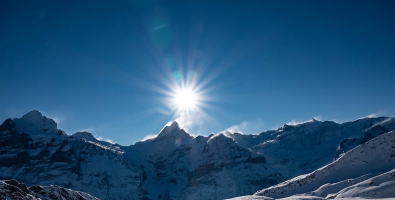 Stürmische Winde in der Höhe verfrachten riesige Mengen an Triebschnee