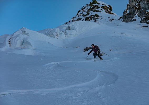 Die aufgetürmten Gleitschneeanrisse drücken sich wie ein Gletscherabbruch unter dem Gipfel des Doren zu Tale, die Steilheit ruft einen verhalten freudvollen Gesichtsausdruck hervor. Das kommt schon gut Susanne...