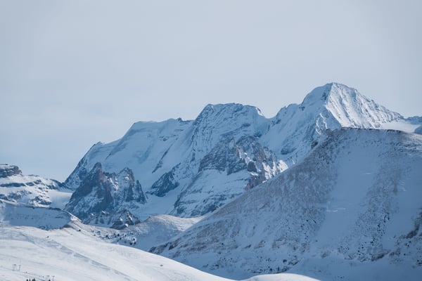 Am 30.01. ist Roland für ein paar Powdertage bei mir im Frutigland. Wie im Programm vorgesehen peilen wir das Eggebärgli an. Hier wird ersichtlich, mit welcher Wucht der Wind den Schnee  buchstäblich vernichtet hat