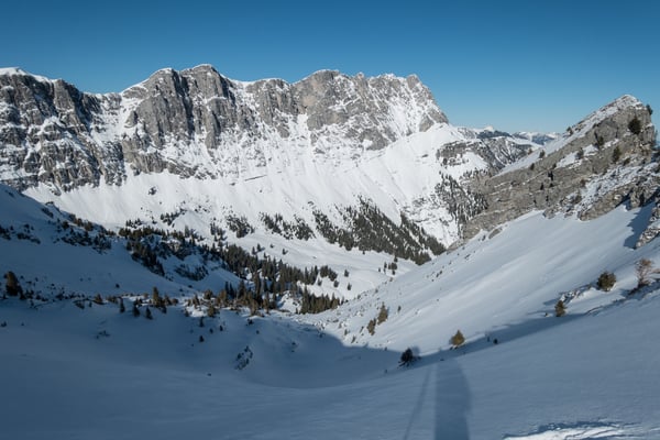 Das Seehorn und ein paar Spuren ganz links von ein paar Gleichgesinnten, doch rechts ist der Hang noch frei von Spuren