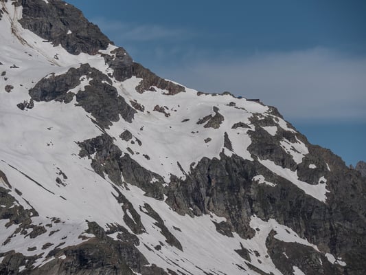 Um die Dossenhütte ist der Schnee noch allgegenwärtig