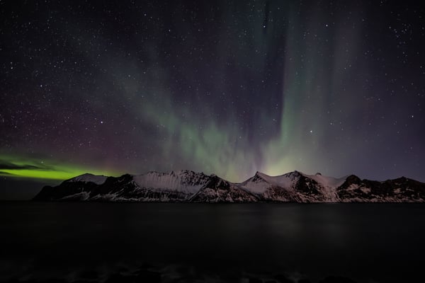 Zarte Nordlichter über dem Meforden, dahinter der Skultran 811 und der Ytste Kongen 750 M.ü.M.