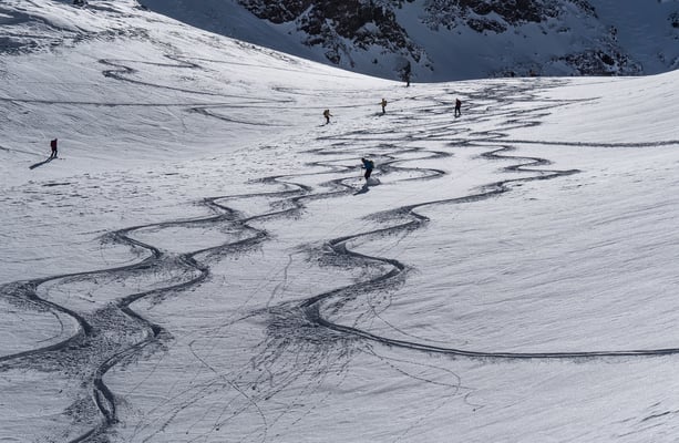Auf Spurensuche finden wir zum Abschluss auch noch ein paar wunderschöne Hänge. Leider geht die Woche viel zu schnell vorbei, Grund genug, dieses fantastische Tourengebiet wieder mal ins Programm zu nehmen