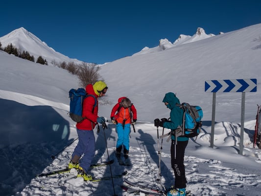 Carlo, Ruth und Danielle sind startklar unweit unterhalb vom Col du Lautaret. Ziel ist der Pic Blanc du Galibier, der unscheinbare Gipfel in Bildmitte